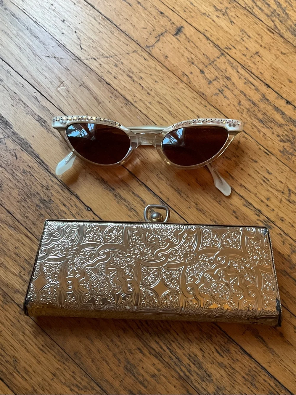 Elegant Crystal-Embellished Vintage Cat Eye Sunglasses